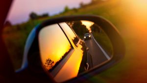 Nova lei dos retrovisores já está valendo para brasileiros que têm carros