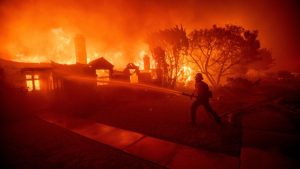 Uma escalada de incêndio próximo ao bairro de Pacific Palisades, na Califórnia, levou à declaração de estado de emergência em Los Angeles.