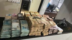 Um empresário de São Carlos (SP) conseguiu comprovar a origem de R$ 2,8 milhões encontrados em sua casa no bairro do Itamaraty.