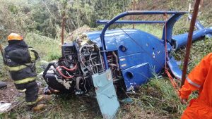 Um helicóptero com quatro pessoas a bordo caiu na noite de quinta-feira (16) em uma área de mata fechada em Caieiras, na Grande São Paulo.