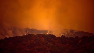 Califórnia em alerta: ventos de Santa Ana alimentam incêndios e forçam evacuações