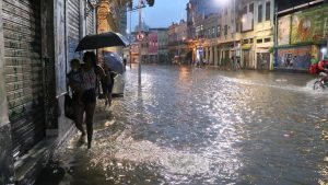 Cidades brasileiras em alerta: como chuvas de 100 mm estão ameaçando a infraestrutura