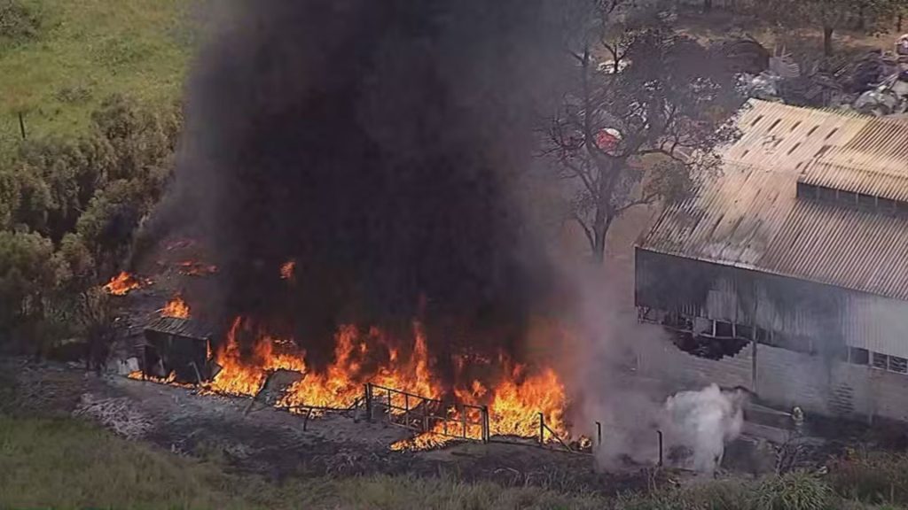 Assim que o incêndio foi constatado, o Corpo de Bombeiros tomou medidas imediatas para conter as chamas e minimizar os danos