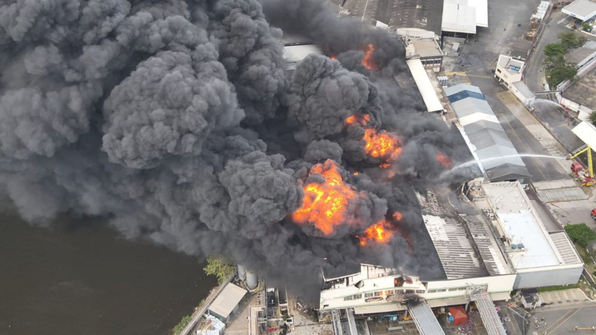 O incêndio que atingiu a fábrica Maximus Confecções, em Ramos, na Zona Norte do Rio, causou enorme prejuízo a escolas de samba da Série Ouro.
