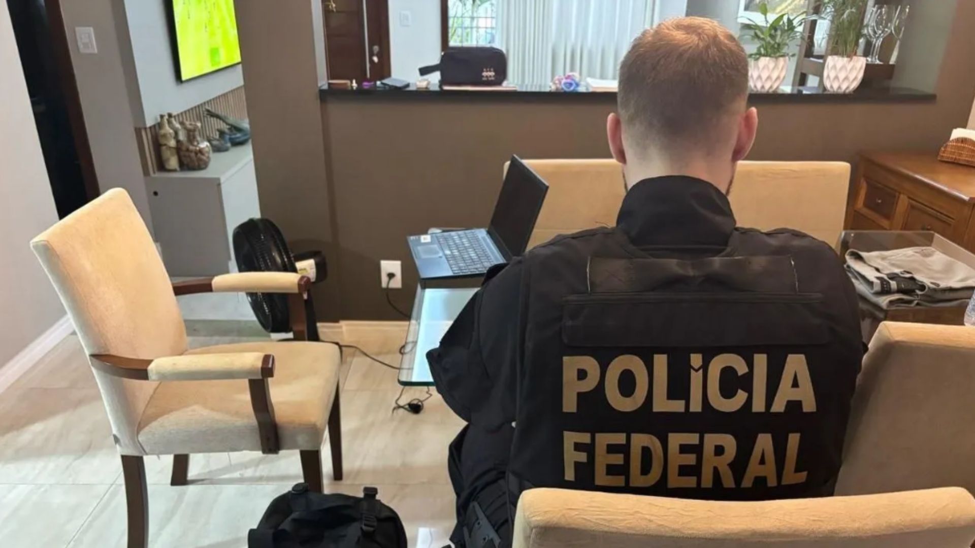 A Polícia Federal cumpriu mandados de busca e apreensão e dois de busca pessoal em uma operação contra o desvio de emendas parlamentares.