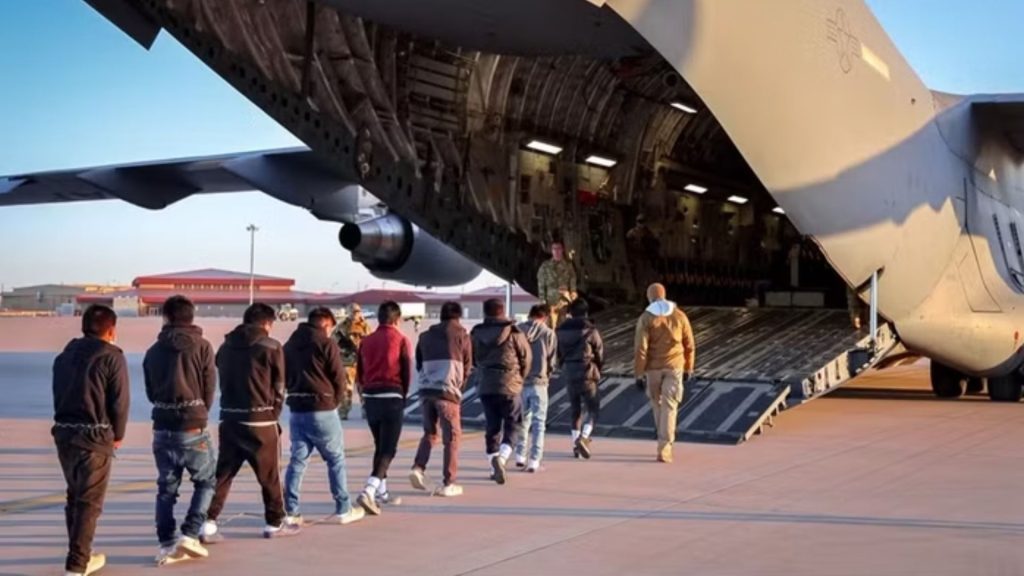 A aeronave pousou às 10h30 com 101 brasileiros. Esse foi o terceiro voo de deportados a chegar ao país neste ano.