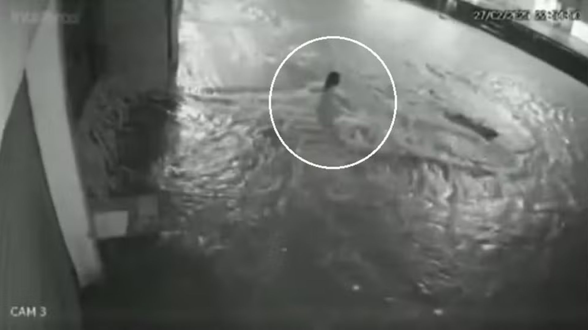 Uma menina foi sugada por um bueiro aberto enquanto brincava na chuva, evidenciando a necessidade de maior atenção e cuidado