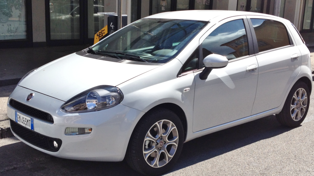 Fiat prepara retorno bombástico do Punto como hatch elétrico revolucionário