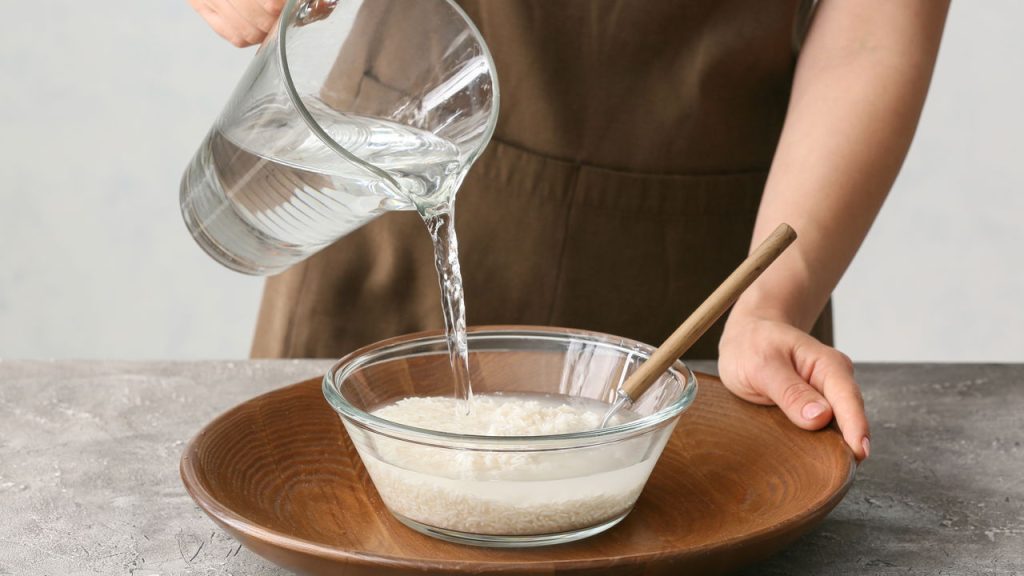 Como usar água de arroz no cabelo para fortalecer e fazer crescer