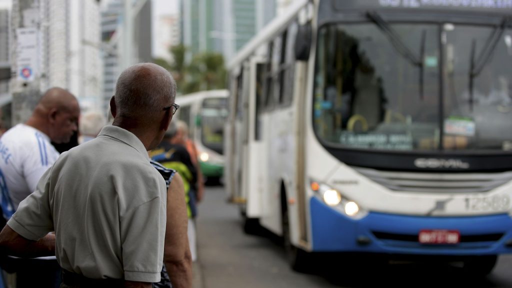 Festa declarada com o novo documento para idosos com 60 anos