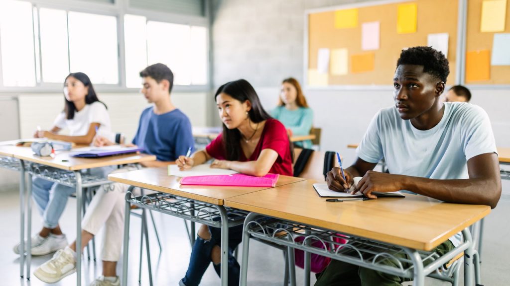 Estudantes do ensino médio podem sacar R$ 1.000