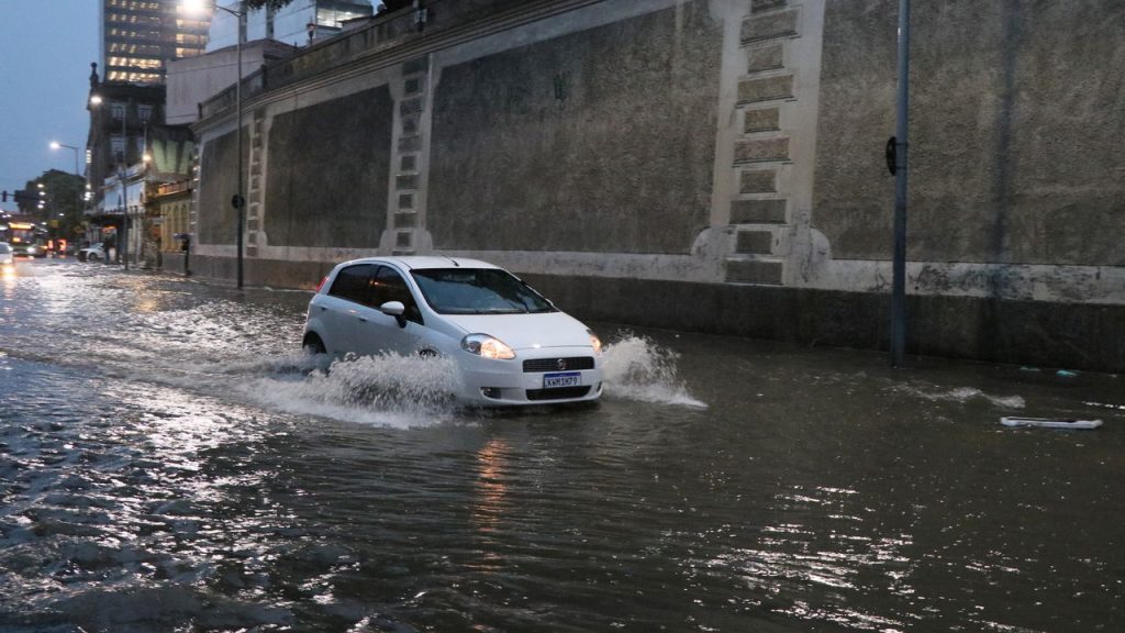 Volume de chuva preocupa! Regiões de SP seguem em alerta