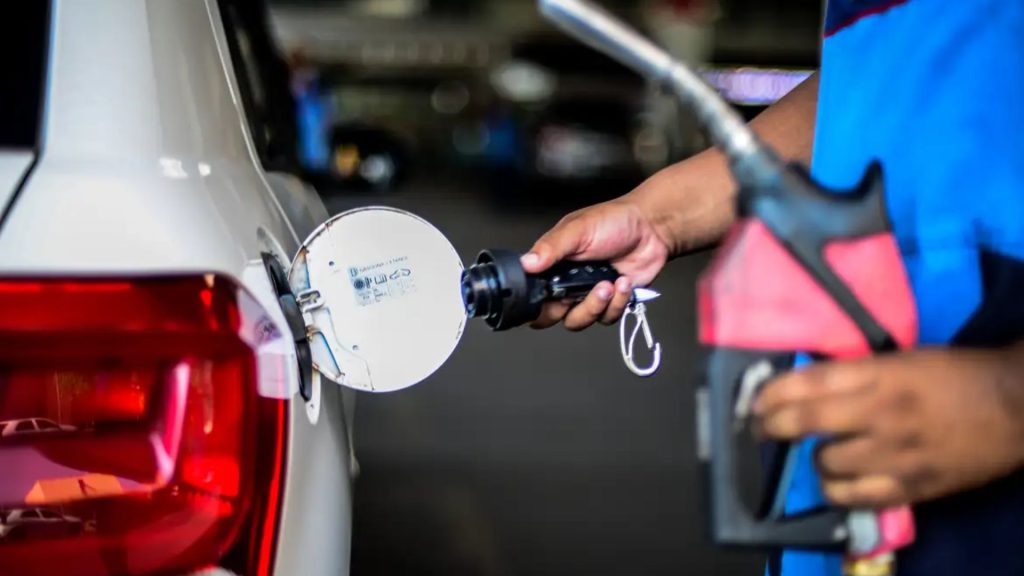 A partir desta terça-feira (1º), o litro do diesel vendido pela Petrobras às distribuidoras ficará mais barato.