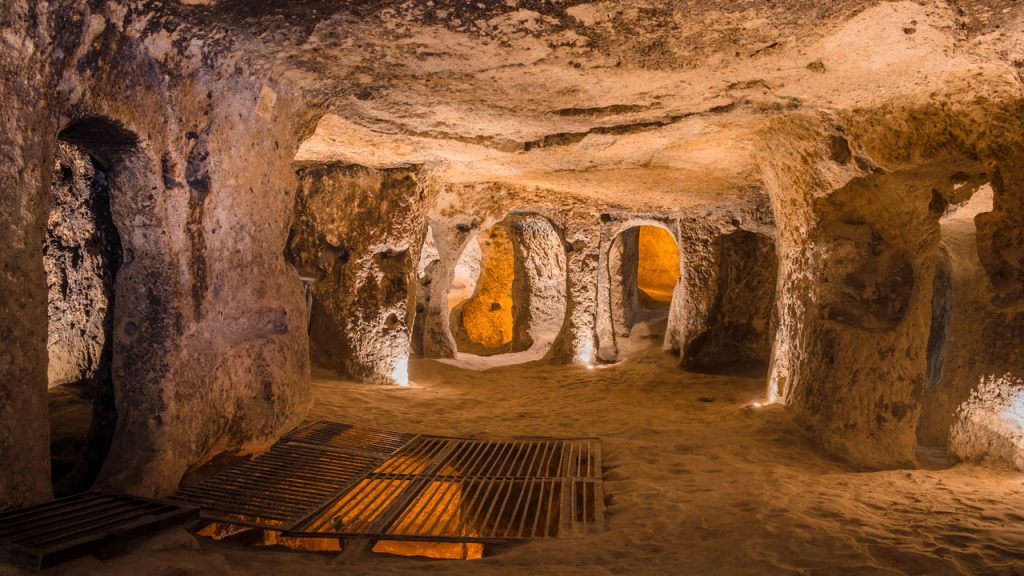 Ao derrubar uma parede de sua casa, este morador descobriu uma cidade subterrânea