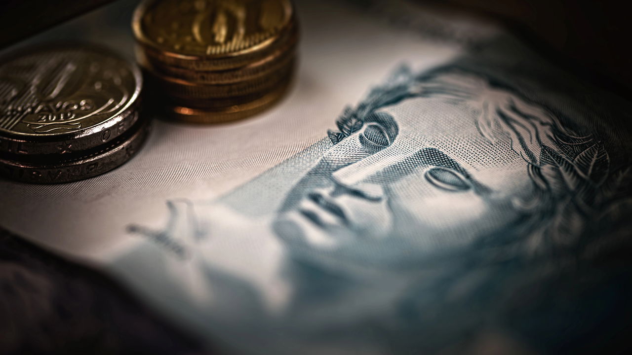 Salário mínimo é reajustado para R$ 1.733,10, trazendo alívio e animação para os trabalhadores! Veja o impacto do aumento na sua renda