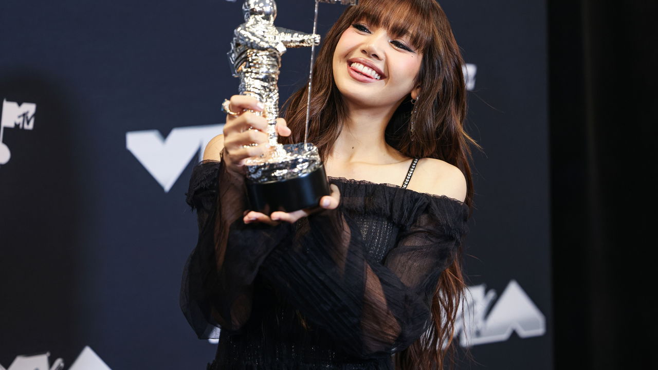 Lisa do BLACKPINK quebra recordes com novo álbum e batida de Funk