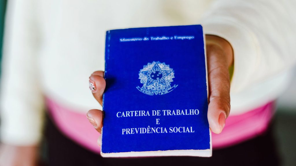 Brasileiros que foram demitidos podem solicitar benefício do governo em 2025