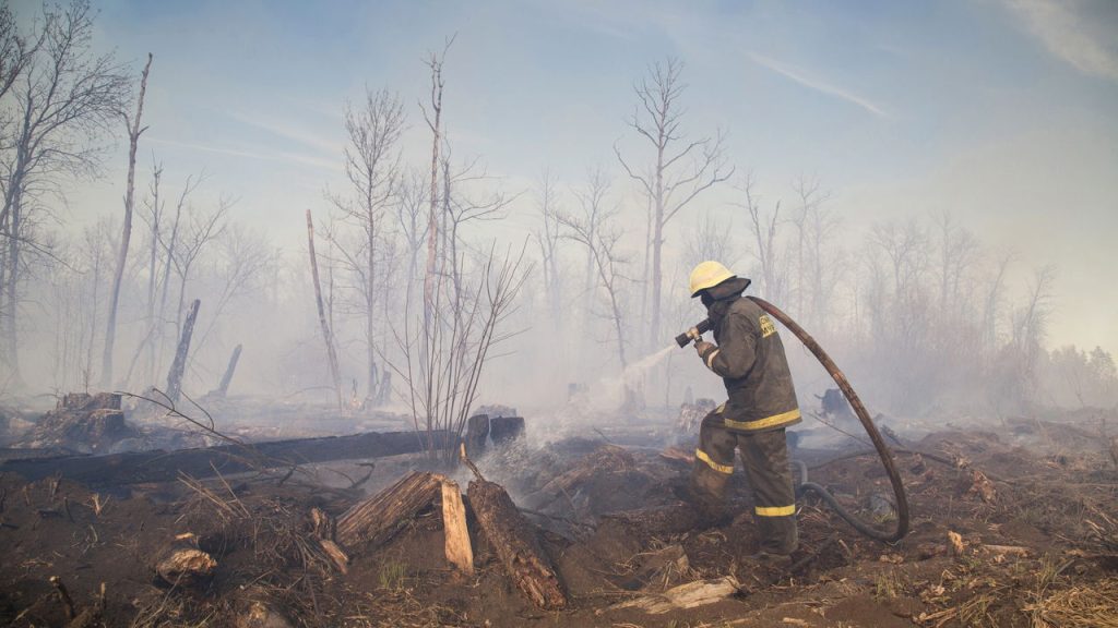 Quais fatores críticos levaram Los Angeles a sofrer um incêndio devastador