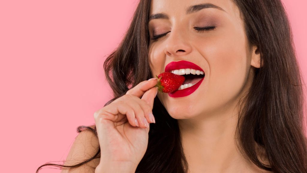Está fruta pode clarear seus dentes e aposto que você não sabia
