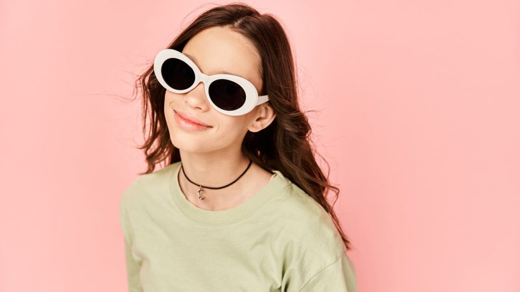 Lentes coloridas são o toque de estilo que seu look precisa