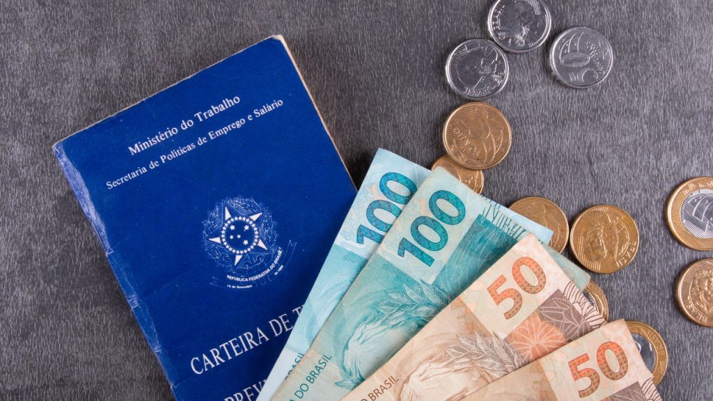 O reajuste de R$ 106 no salário mínimo pode esconder um detalhe importante