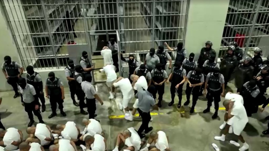 Um homem protegido nos EUA foi deportado por engano para seu país de origem e acabou detido na maior prisão de segurança máxima.