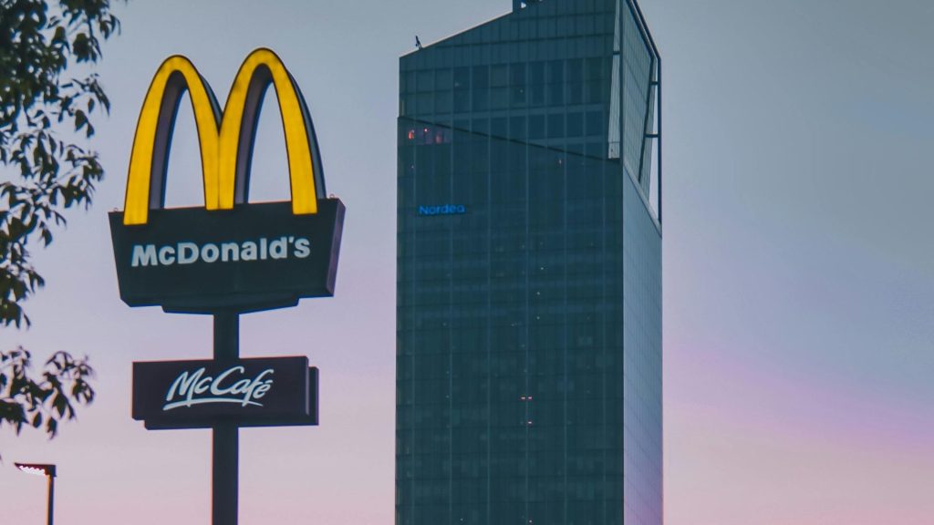 Um homem foi detido após deixar seus três filhos pequenos sozinhos em uma loja do McDonald's enquanto participava de uma entrevista de emprego
