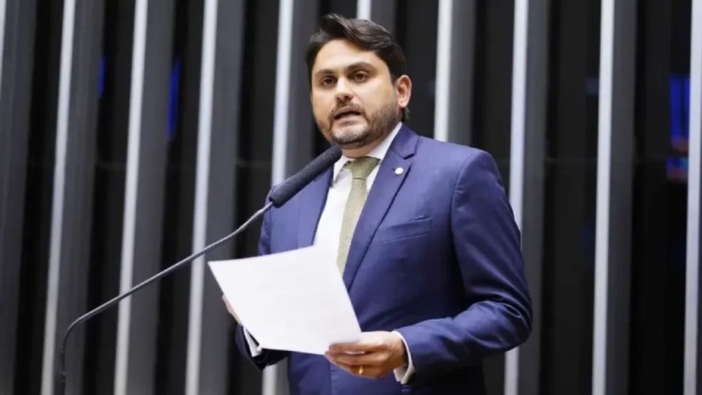 A PGR apresentou uma denúncia contra o ministro das Comunicações por suspeita de envolvimento em um esquema de desvio de recursos públicos.