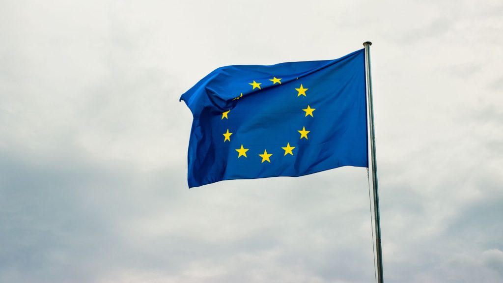 A presidente da Comissão Europeia afirmou que o bloco decidiu congelar suas primeiras medidas de retaliação comercial contra os EUA.