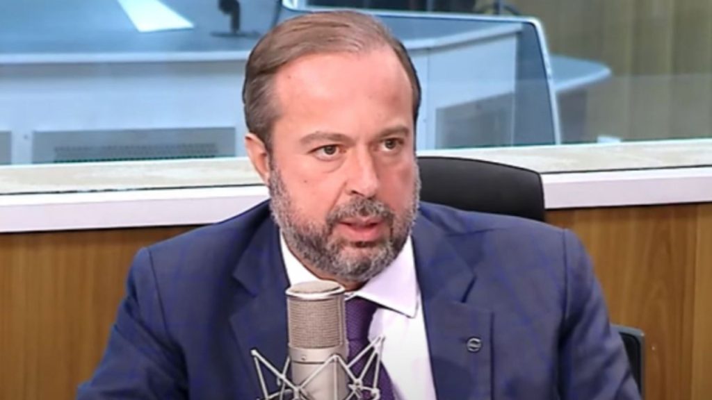 O ministro de Minas e Energia, Alexandre Silveira, afirmou que pretende isentar da conta de luz brasileiros que consomem até 80 KW por mês.