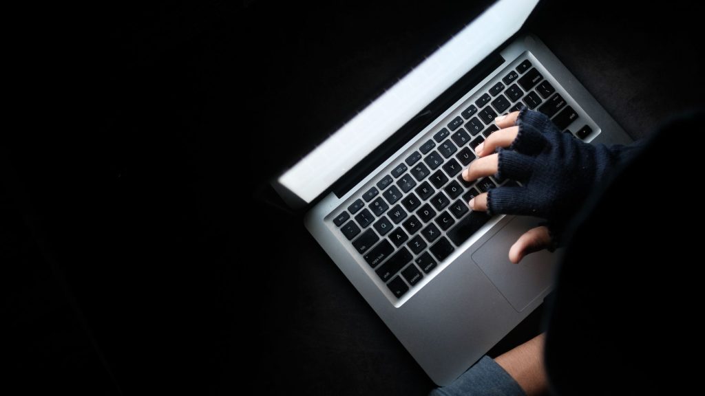 No Rio de Janeiro, uma operação de grande escala foi deflagrada para desmantelar uma rede criminosa virtual