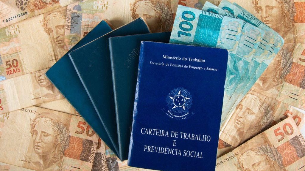 Em quanto tempo o seguro-desemprego é suspenso após assinar carteira?
