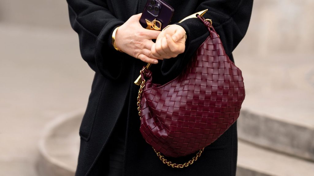 Conheça a bolsa que está bombando na moda em 2025