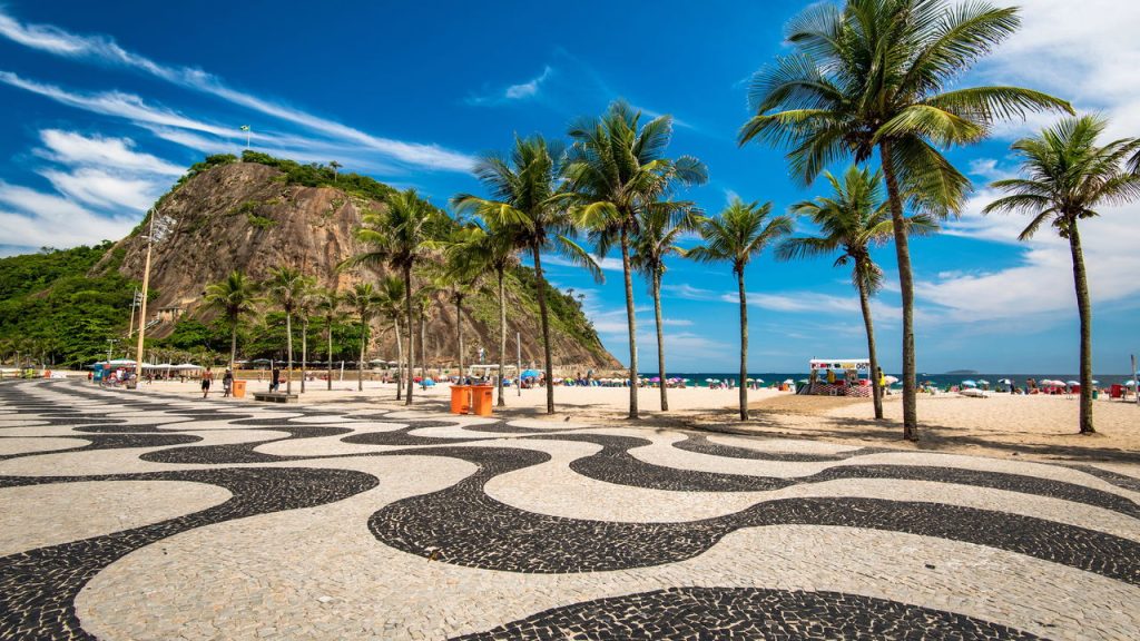 O charme de Copacabana conquista ainda mais turistas neste verão