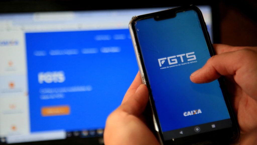 Trabalhadores comemoram saque-aniversário que pode mudar tudo em 2025