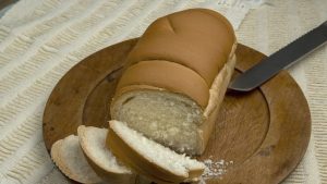 Pão caseiro pronto sem sovar sem sujeira e com ingredientes simples