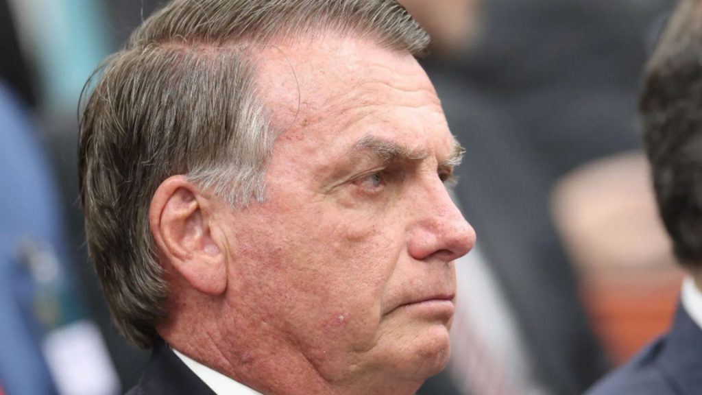 Bolsonaro pede ao STF permissão para cirurgia de remoção de lesões de pele em Brasília, enquanto cumpre prisão domiciliar.