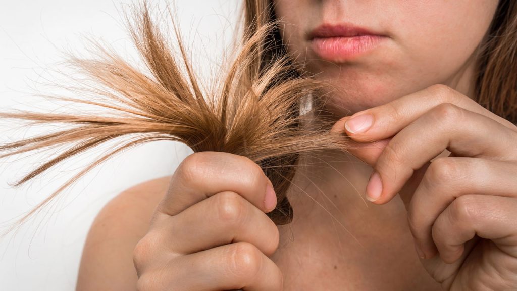 Dicas de tratamento para quem tem cabelo quebradiço e pontas duplas