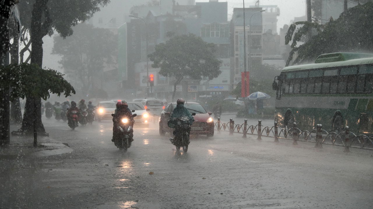 Como evitar acidentes ao andar de moto na chuva? Entenda - QTU Questões do Universo