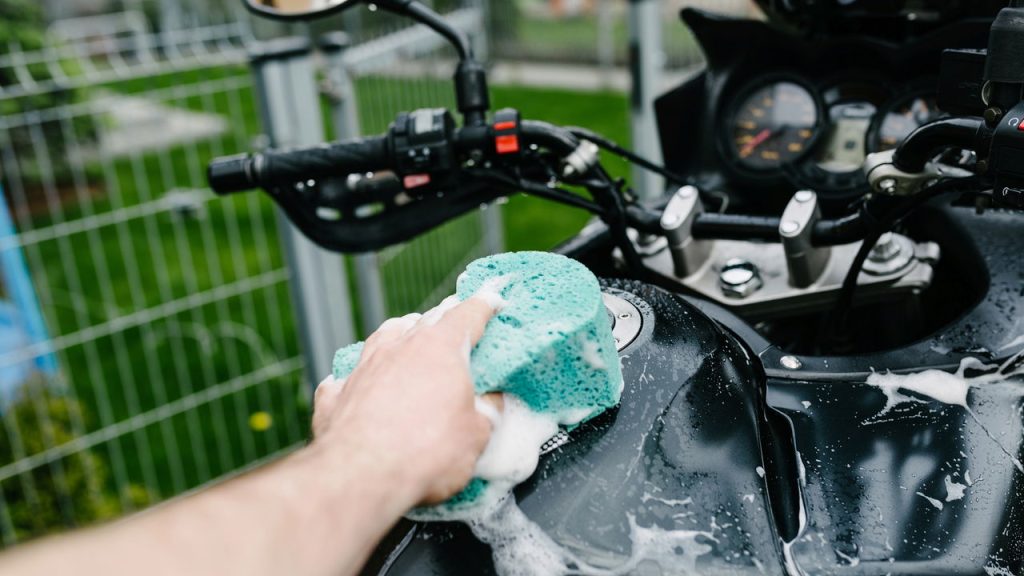 O jeito secreto de lavar sua moto que valoriza seu brilho e pintura