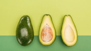 Dicas mostram como plantar e cultivar abacate em casa, com cuidados essenciais para o desenvolvimento da planta e aproveitamento dos benefícios nutricionais do fruto.
