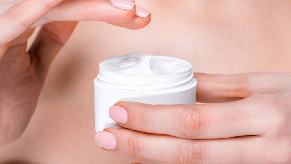 A maquiagem perfeita começa com essa preparação fácil e rápida da pele