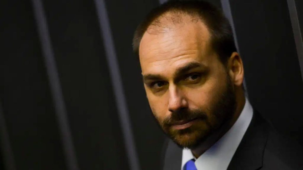 Câmara dos Deputados anula passaporte diplomático de Eduardo Bolsonaro