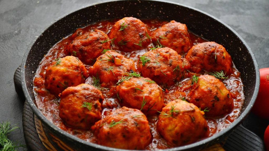 Essas almôndegas de frango com molho de tomate combinam com massas e refeições rápidas