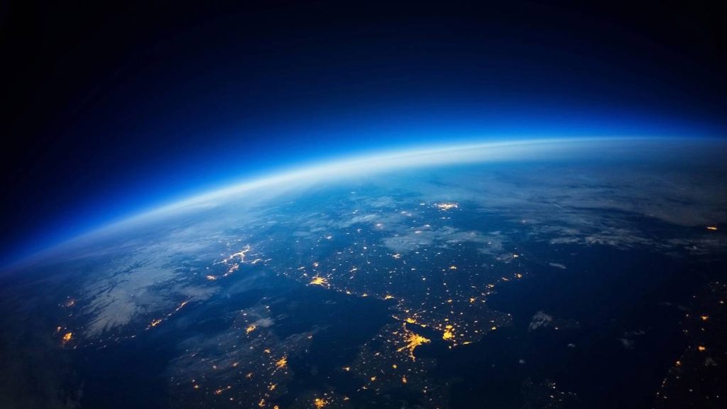 Radiação extrema e explosões constantes tornam a maioria da galáxia inabitável - Créditos: depositphotos.com / dagadu e Créditos: depositphotos.com / clintonweaverphotos