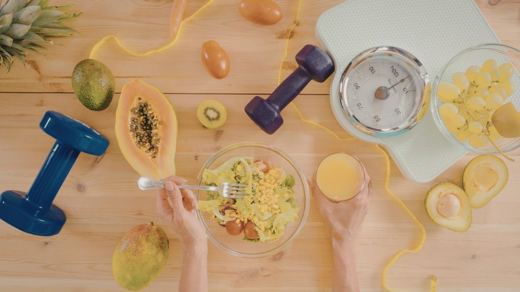 Especialistas indicam estratégias nutricionais para reduzir o impacto físico durante o Carnaval