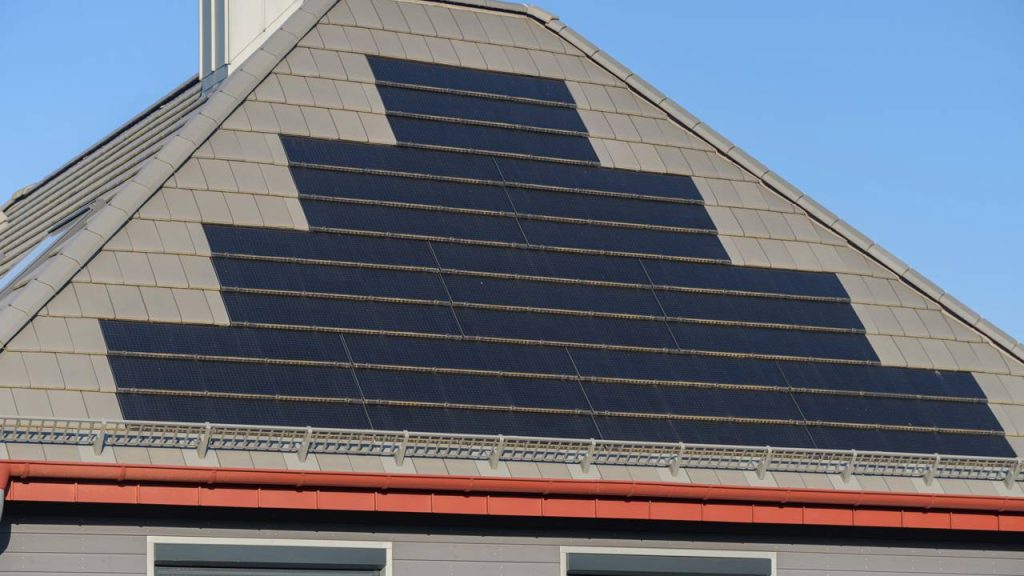 Telhas solares bonitas: o teto que gera energia sem parecer uma usina, imitando ardósia, cerâmica e vidro com perfeição