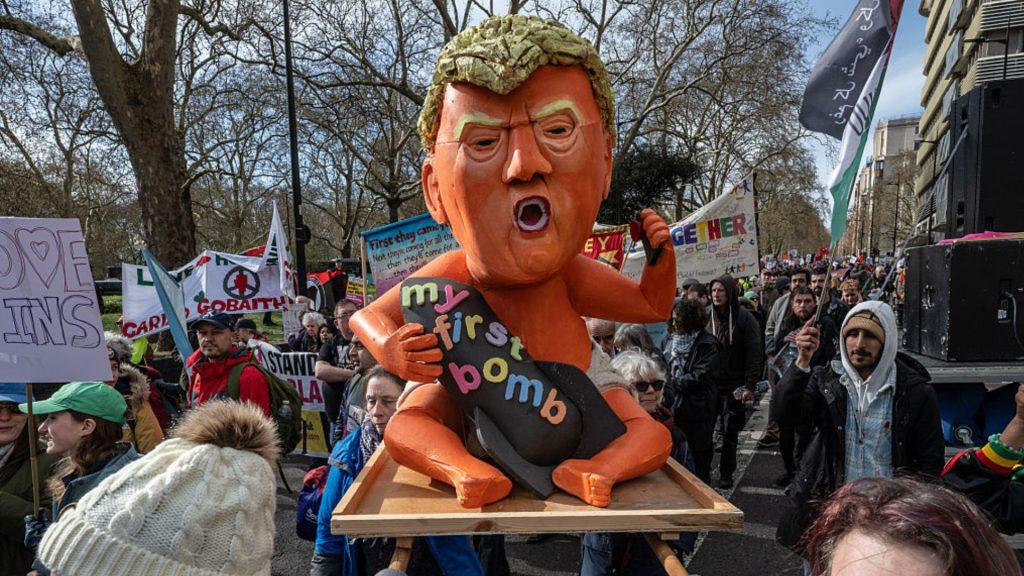 Protestos contra Trump tomam as ruas dos Estados Unidos