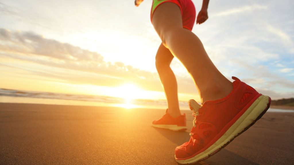 Corrida envelhece o rosto ou faz o bumbum cair? Dermatologistas e médicos do esporte explicam os mitos e verdades