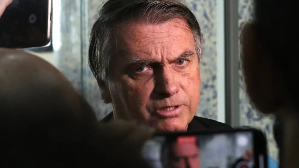 Defesa de Bolsonaro nega acesso a vídeo e diz ter sido pega de surpresa por fala de Eduardo